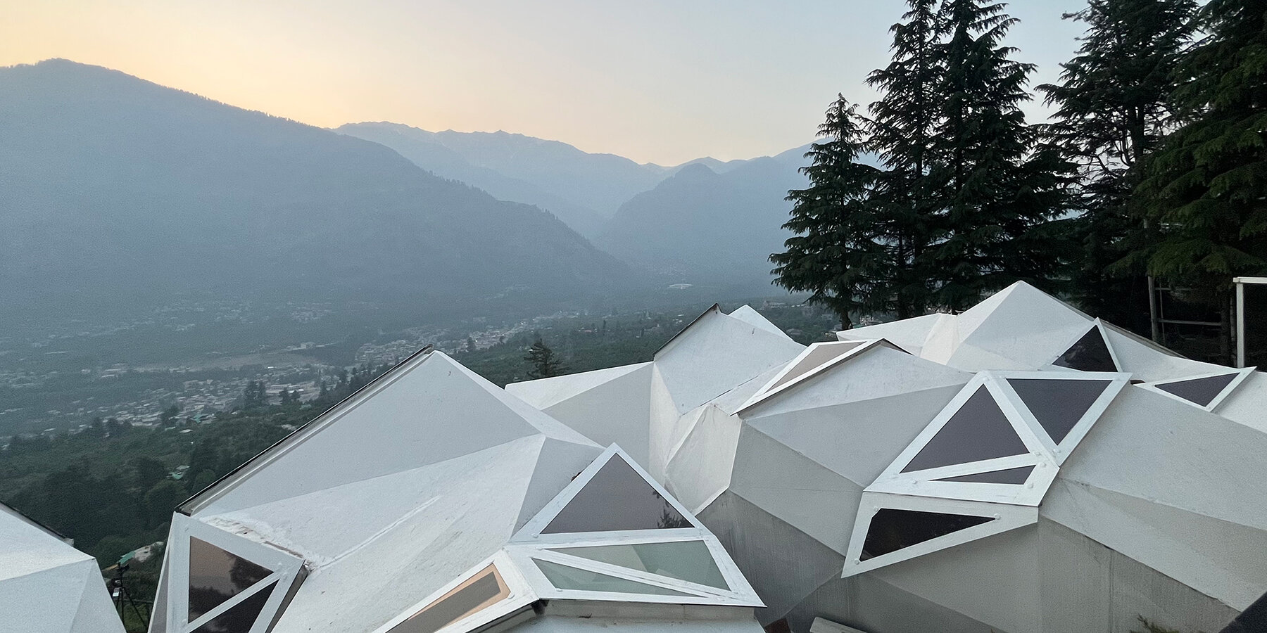 eila-mofa-studio-biomorphic-art-retreat-india-designboom01