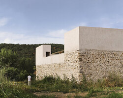 stone and clay rebuild former rural stable as a seasonal refuge in spanish countryside