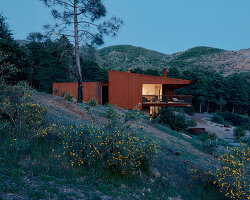 pine flat residence: faulkner architects brings off-grid living to northern california