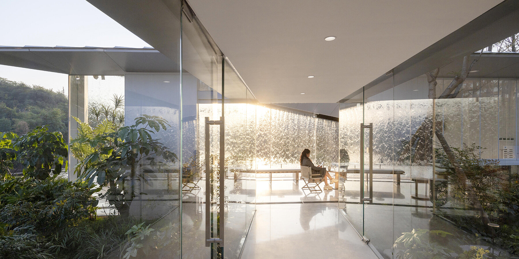 folded-triangular-roof-planes-luxerivers-cafe-china-yangtze-river