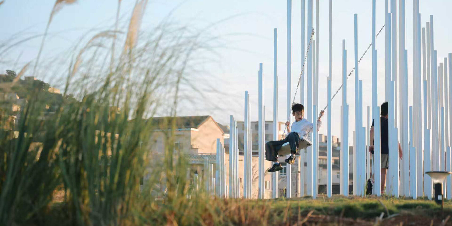 forest-steel-pillars-swinging-installation-cloud-mist-china-oas-s-ely-zhide-designboom-1800-2