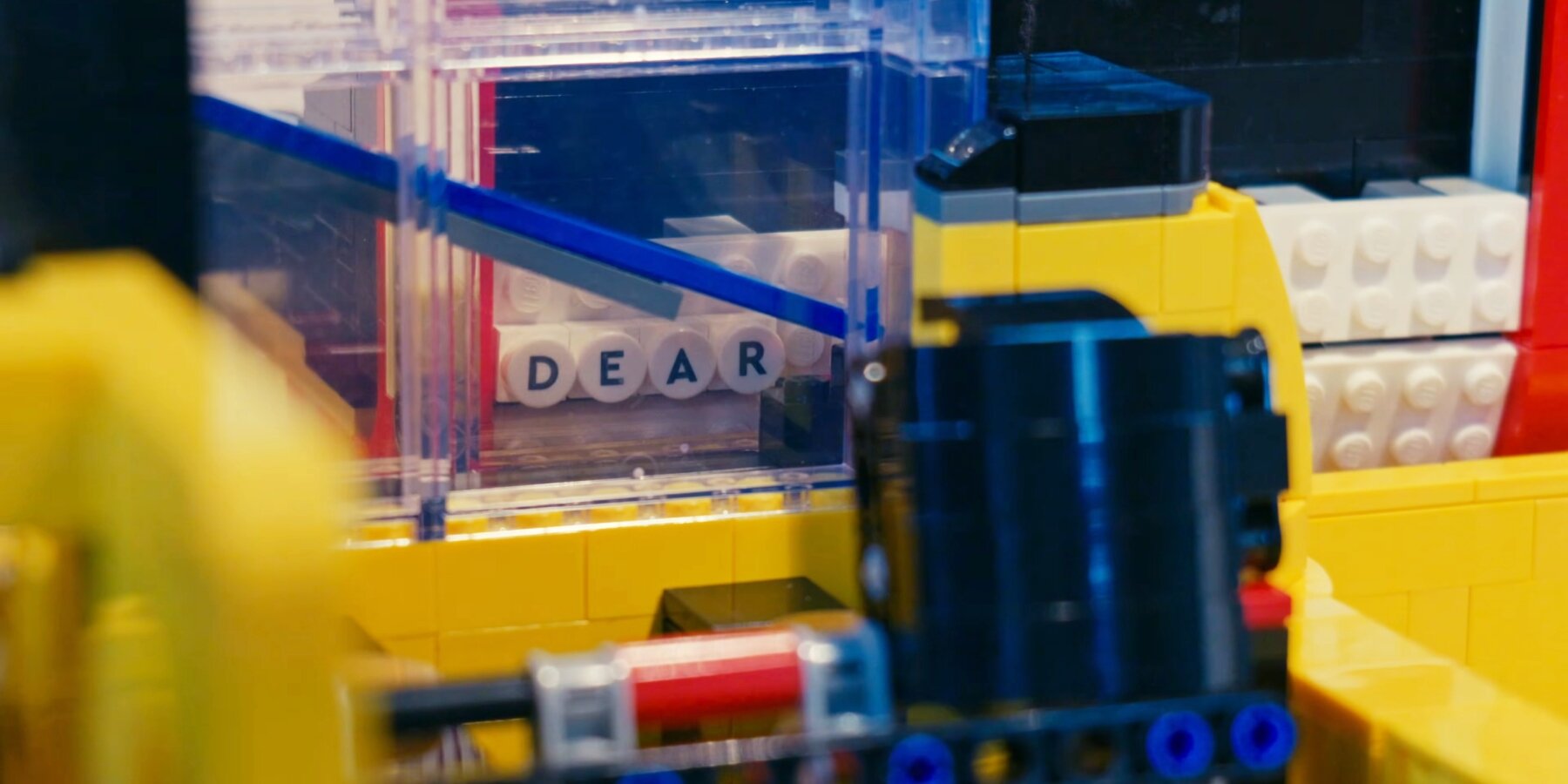 functional-LEGO-typewriter-koenkun-bricks-designboom-ban