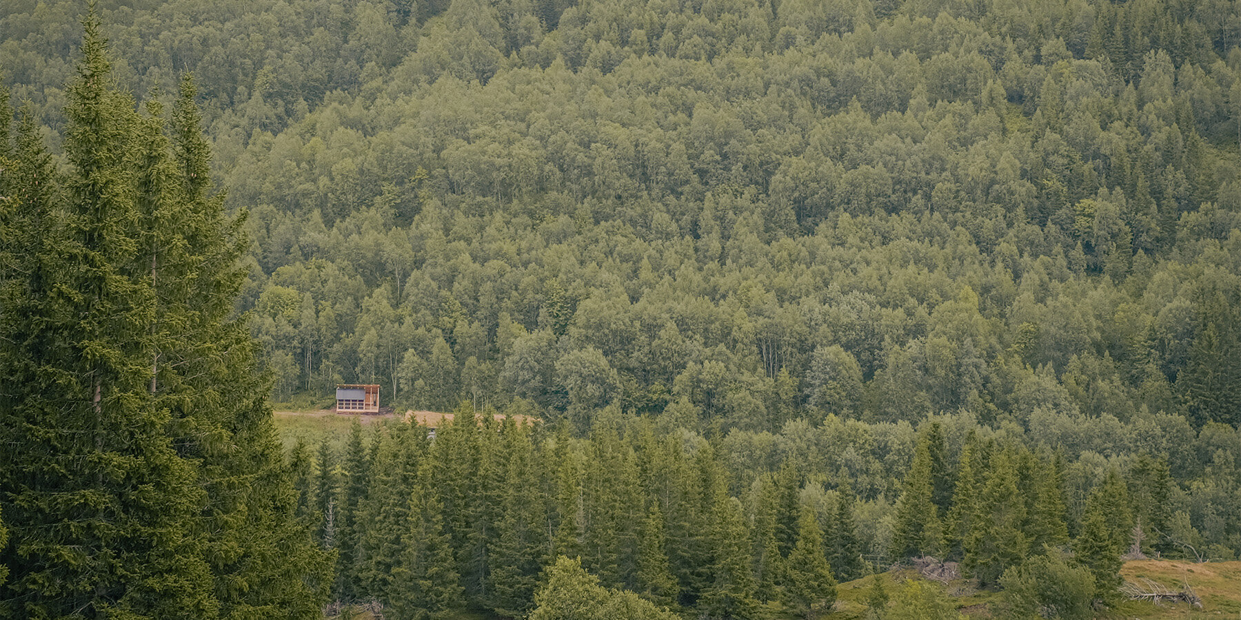 gl&oslash;de-small-scale-fireplace-shelter-ma-co-nordland-norway-designboom-1800-3
