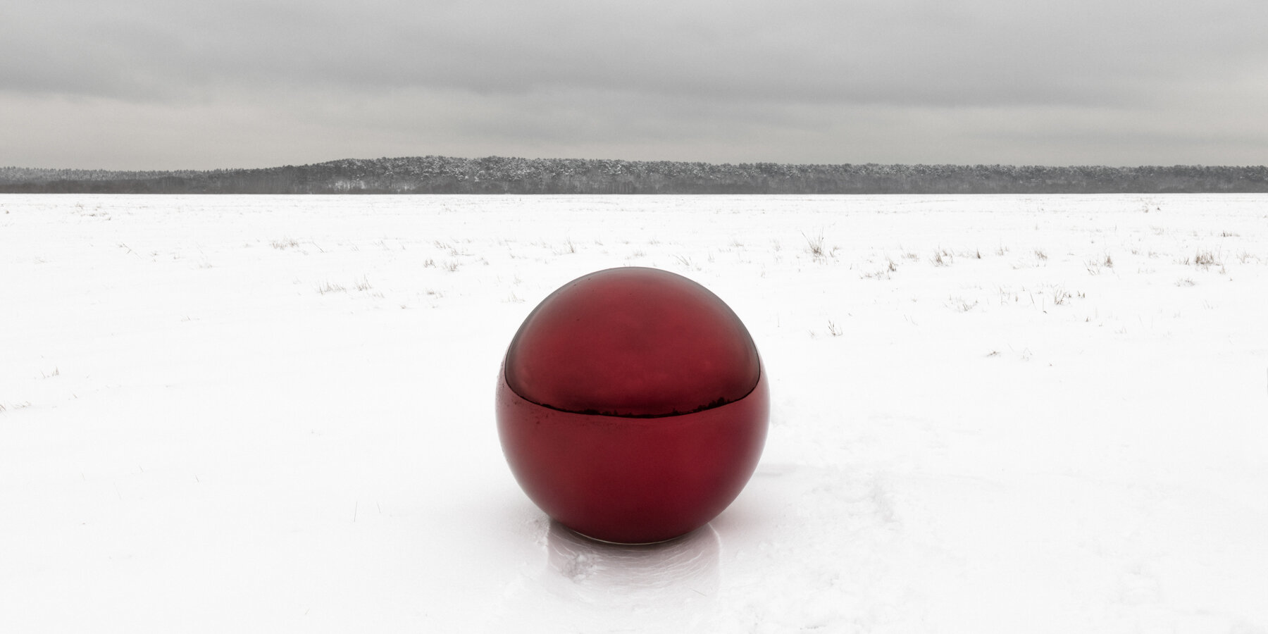 gregory-orekhov-gravity-reflective-red-sphere-land-art-installation-designboom-1800-2
