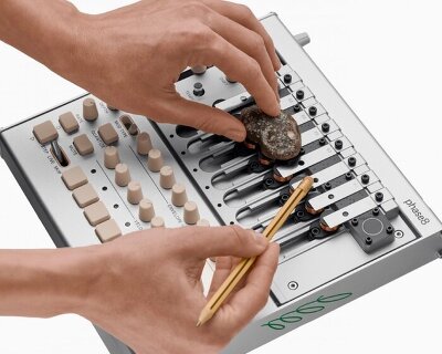 kalimba-like acoustic synthesizer produces sounds by touching, plucking or strumming it