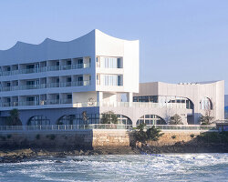 protoscapes reworks decommissioned pier into public-facing resort on chinese island