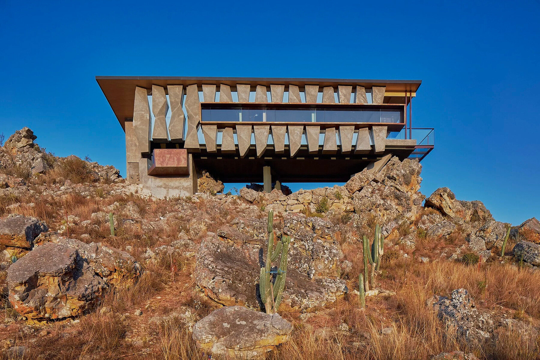 reflective-glass-surfaces-mirror-rocky-terrain-andean-cabin-rtresarquitectos-designboom-large01