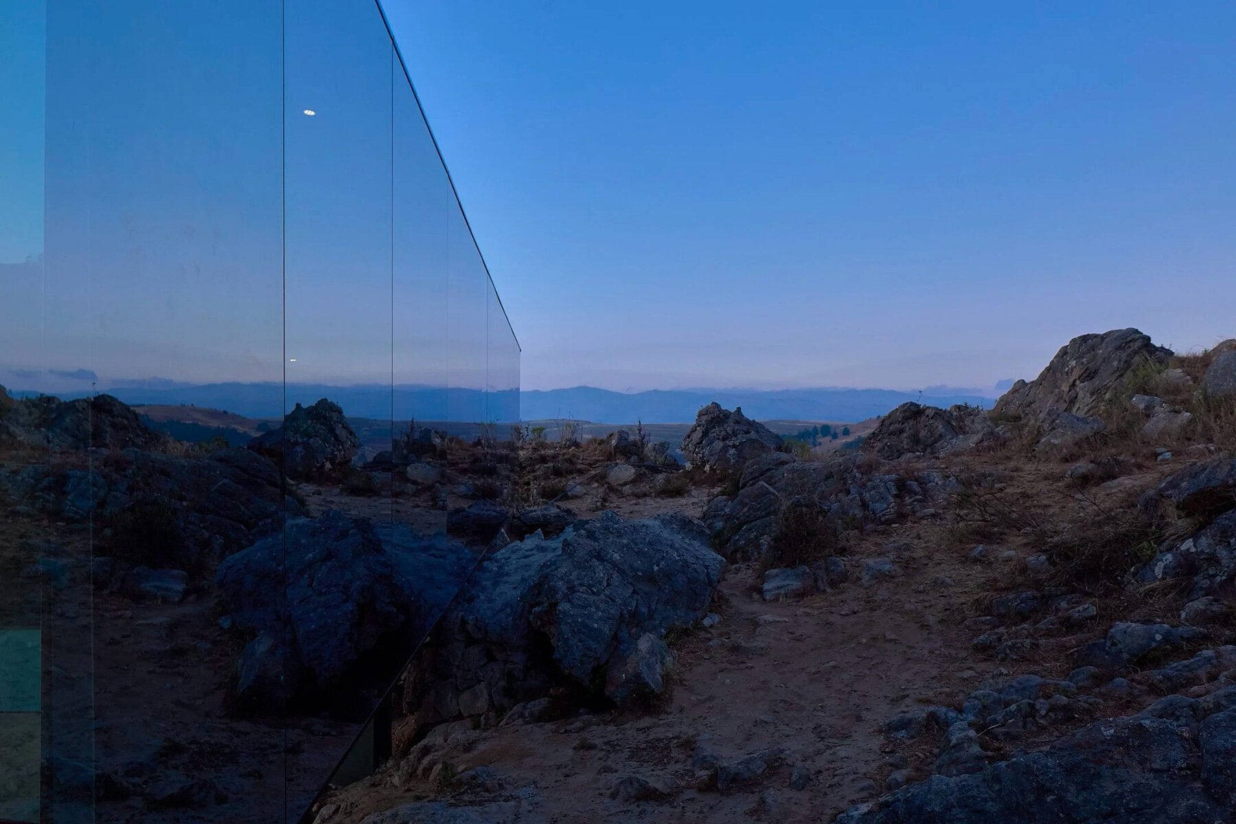 reflective-glass-surfaces-mirror-rocky-terrain-andean-cabin-rtresarquitectos-designboom-large02