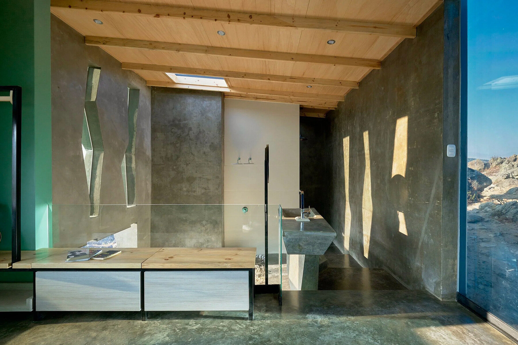 reflective-glass-surfaces-mirror-rocky-terrain-andean-cabin-rtresarquitectos-designboom-large03