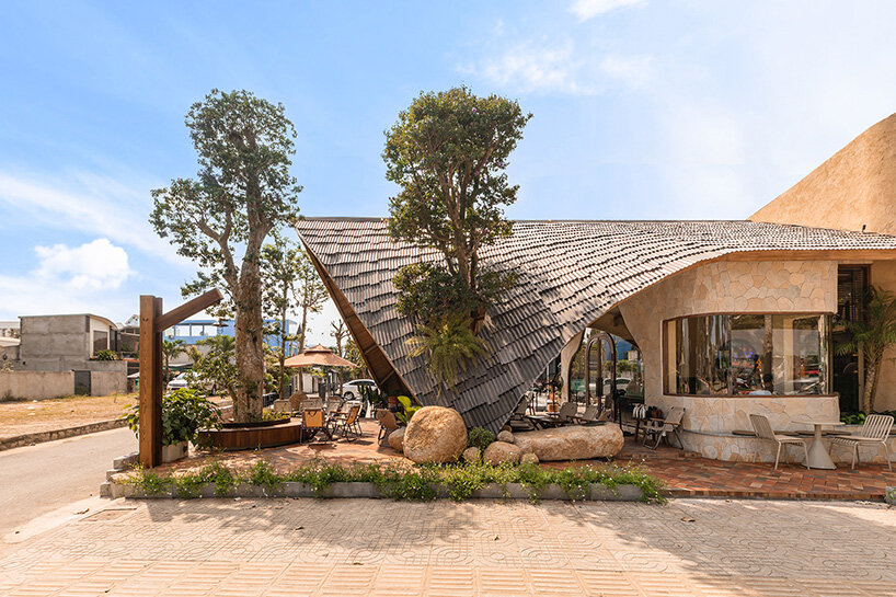 Los bloques de piedra entrelazados del café vietnamita están cubiertos con techos de metal corrugado