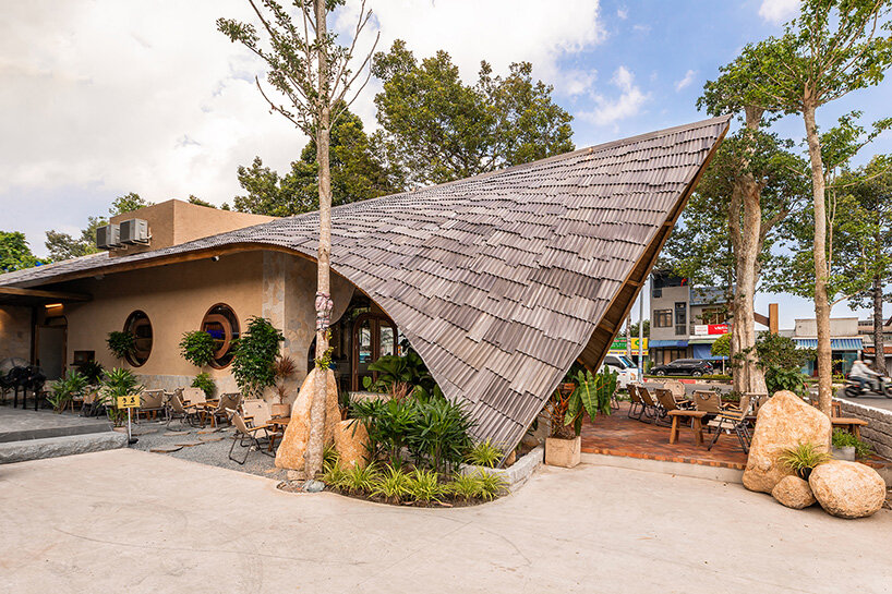 Los bloques de piedra entrelazados del café vietnamita están cubiertos con techos de metal corrugado