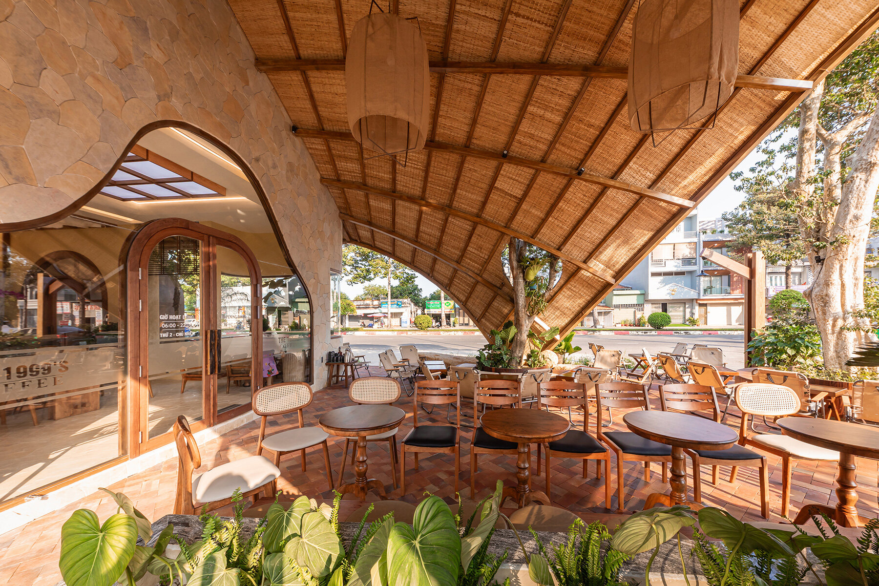 rippling-metal-roof-interlocking-stone-volumes-vietnamese-cafe-kqi-architect-designboom-large01