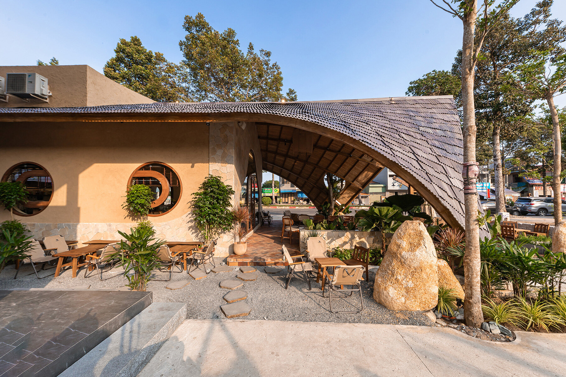 rippling-metal-roof-interlocking-stone-volumes-vietnamese-cafe-kqi-architect-designboom-large02