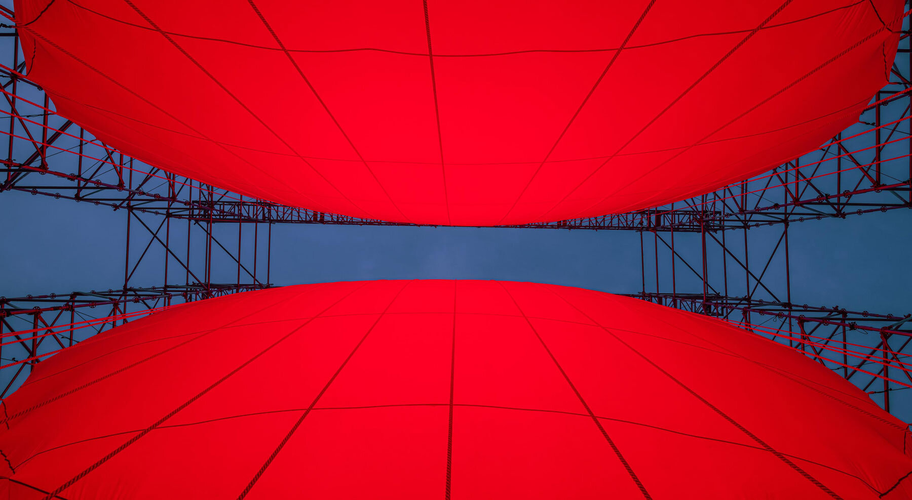 spy-monumental-divided-red-sphere-light-installation-xian-china-designboom-1800-4