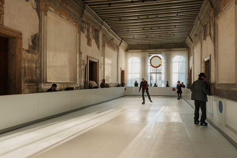 Una pista de hielo sostenible ocupa el salón de baile con frescos del Palazzo Dido en Venecia