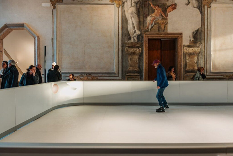 Una pista de hielo sostenible ocupa el salón de baile con frescos del Palazzo Dido en Venecia