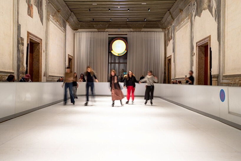 Una pista de hielo sostenible ocupa el salón de baile con frescos del Palazzo Dido en Venecia