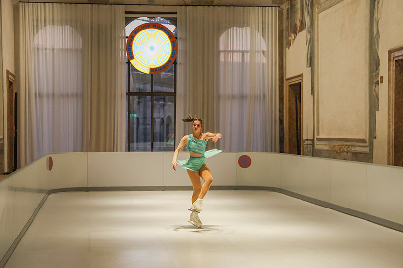 Una pista de hielo sostenible ocupa el salón de baile con frescos del Palazzo Dido en Venecia