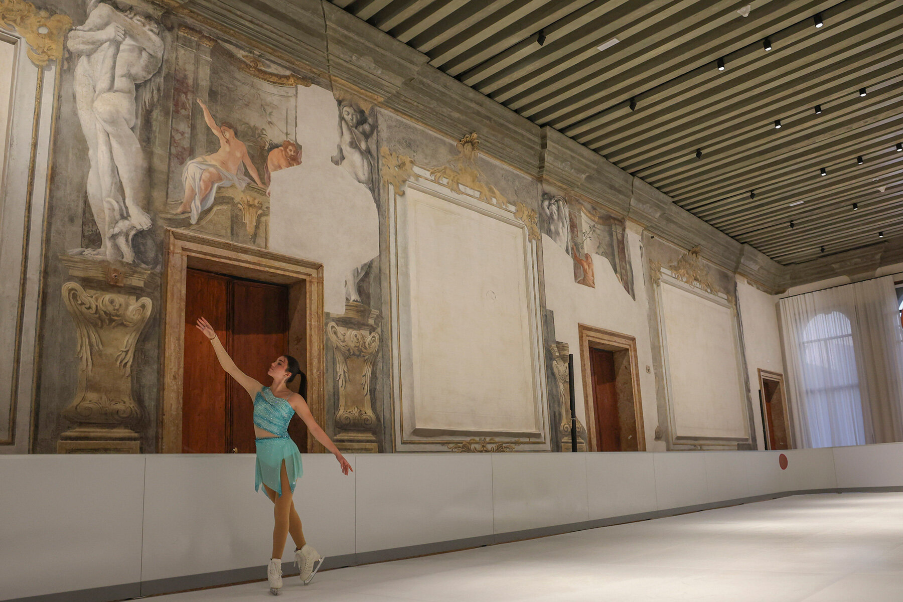sustainable-ice-skating-rink-palazzo-diedo-frescoed-hall-venice-olaf-nicolai-designboom-large01