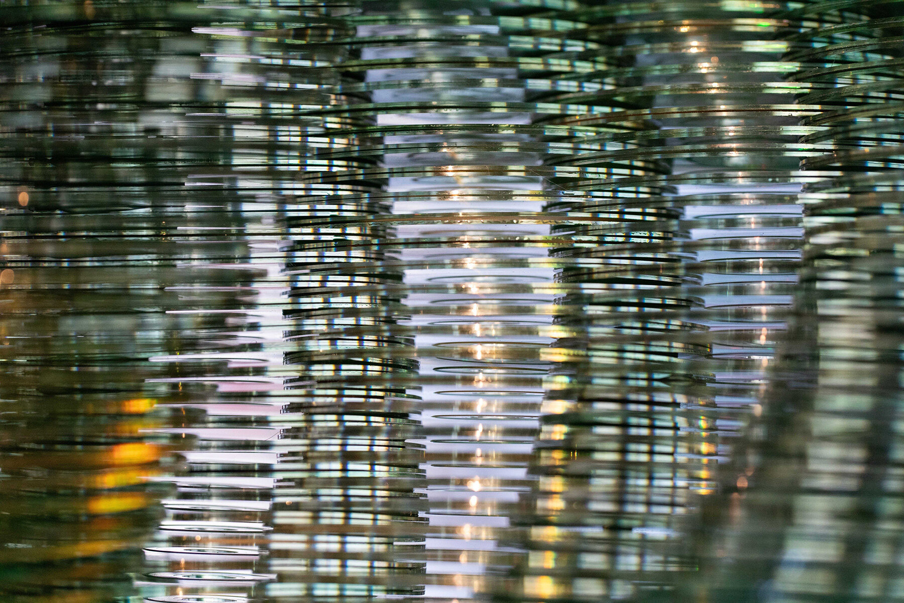 thousands-recycled-cds-reflective-vertical-sculptures-tara-donovan-stratagems-institute-contemporary-art-san-francisco-transamerica-pyramid-center-designboom-large02