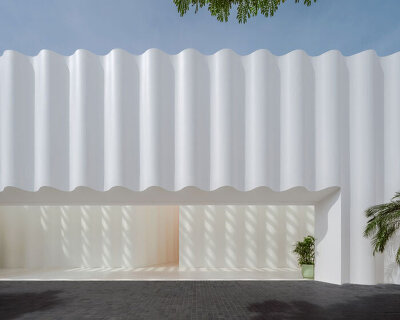 wave-like white forms by onion envelop standard hotel in pattaya beach town