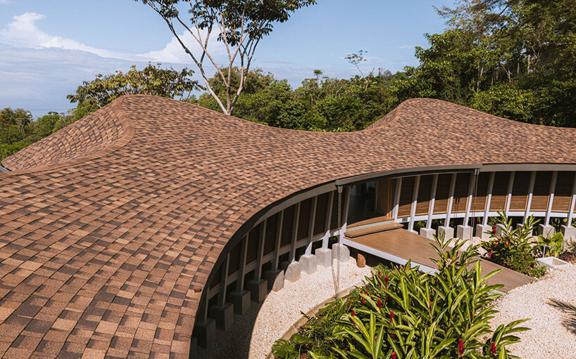 wavy roofscape crowns open-air residence by studio saxe along costa rica's pacific coast