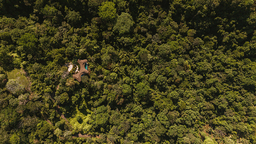 wavy roofscape crowns open-air residence by studio saxe along costa rica's pacific coast