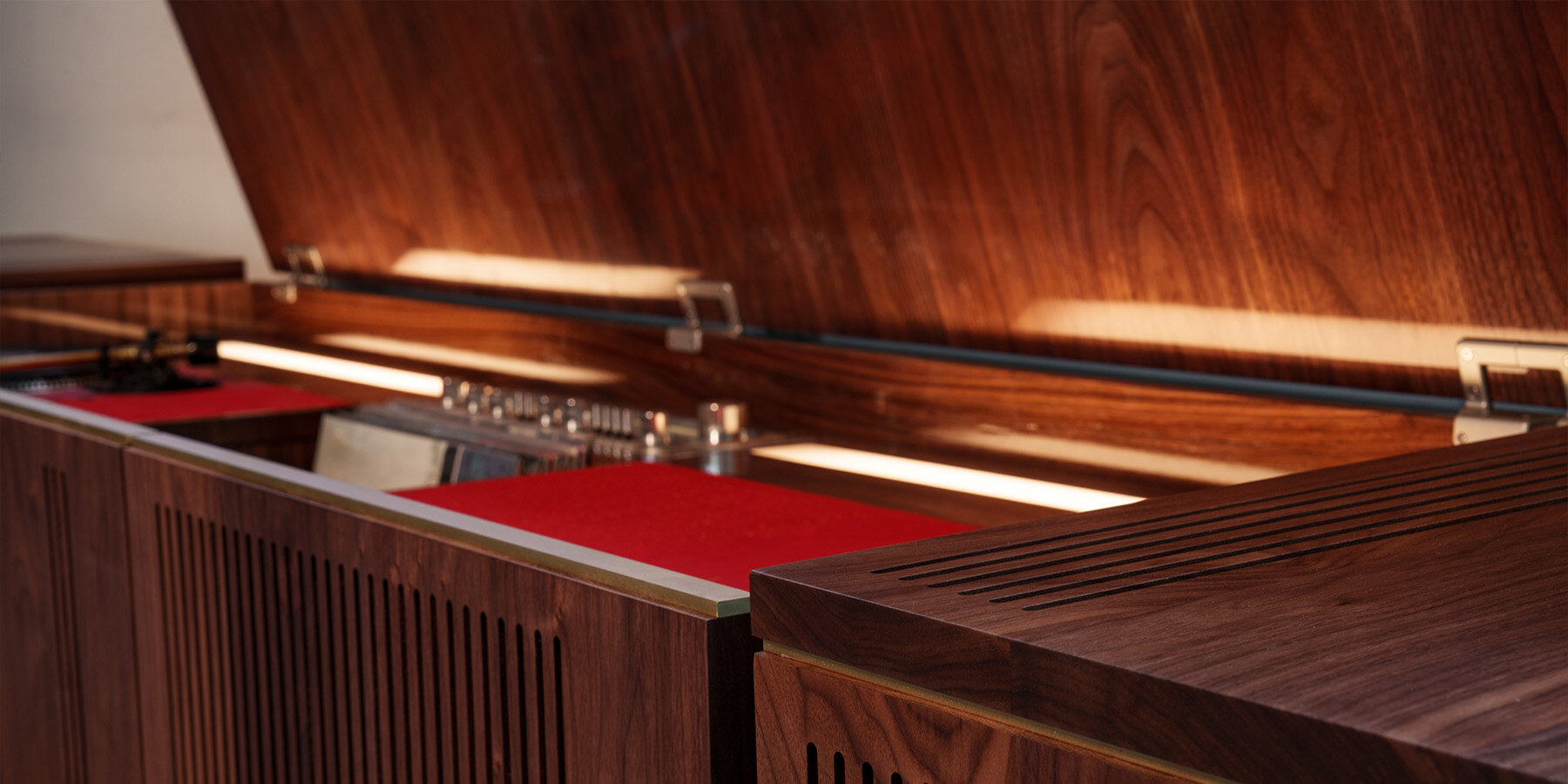 wow-atelier-analog-hi-fi-console-stanley-kubrick-the-shining-designboom-1800-2