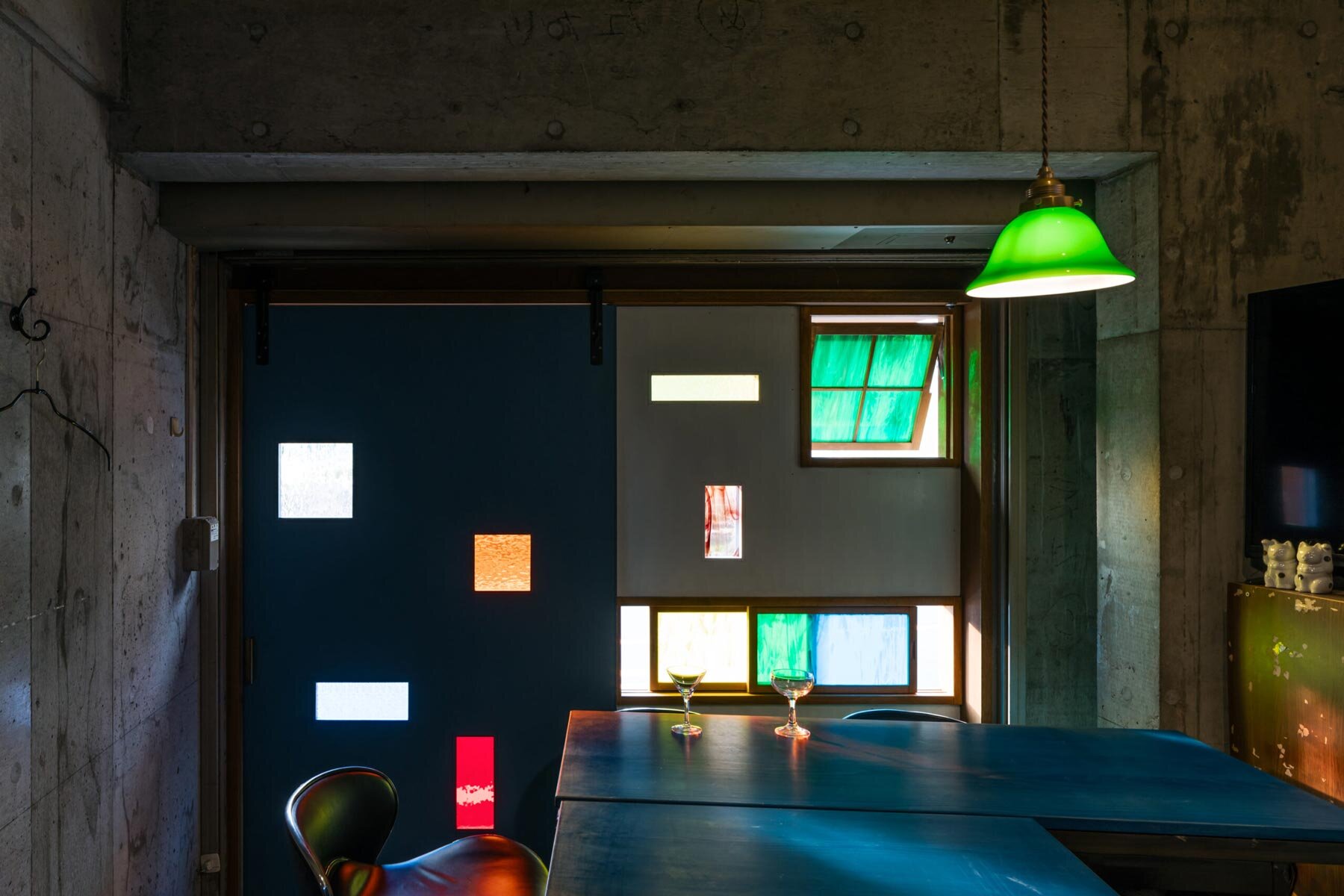 blue-door-ogikubo-bar-renovation-ateliers-mumu-tashiro-designboom-1800-2