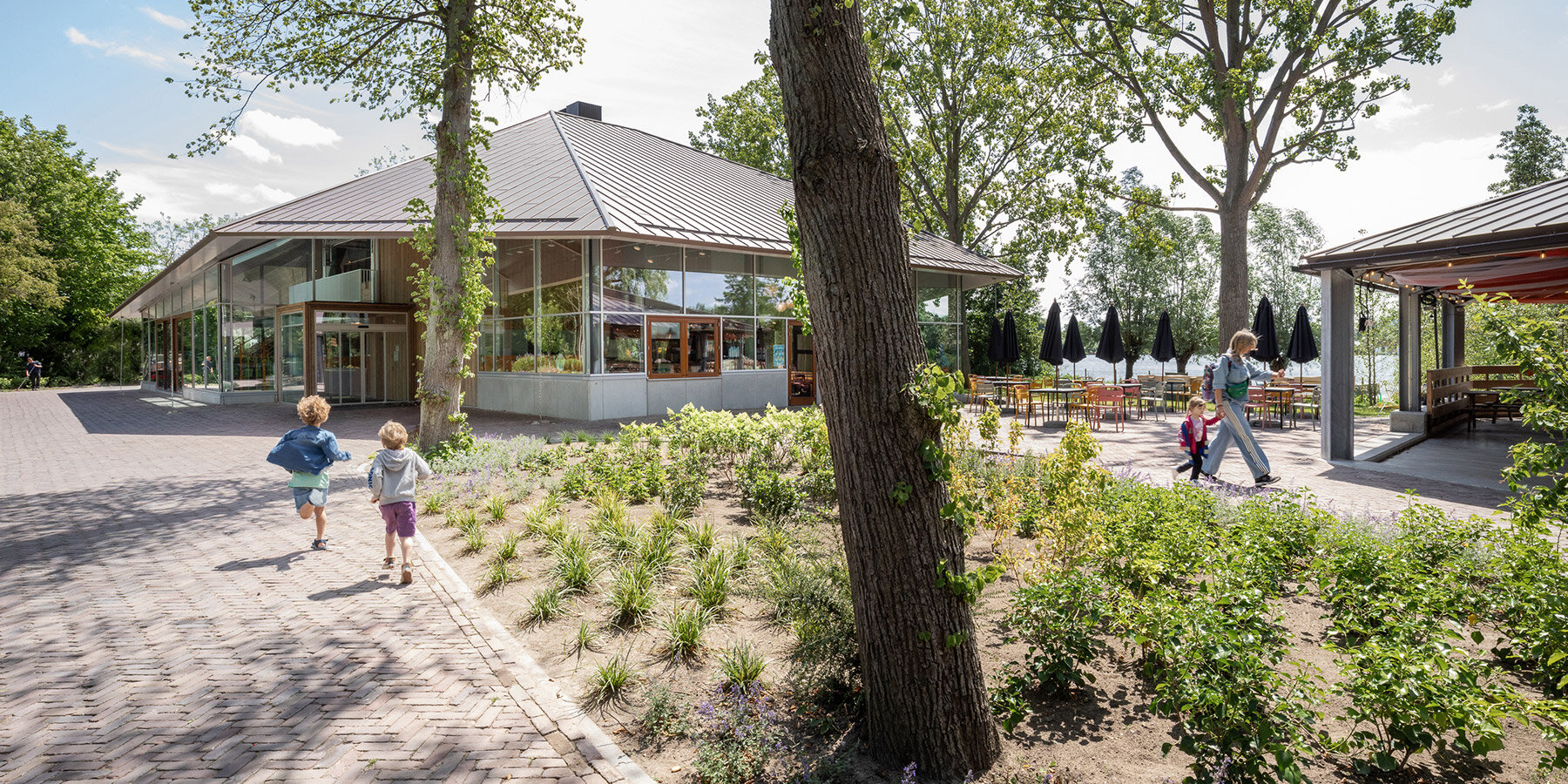 children-help-redesign-former-ice-rink-and-restaurant-into-rotterdam-playground-02