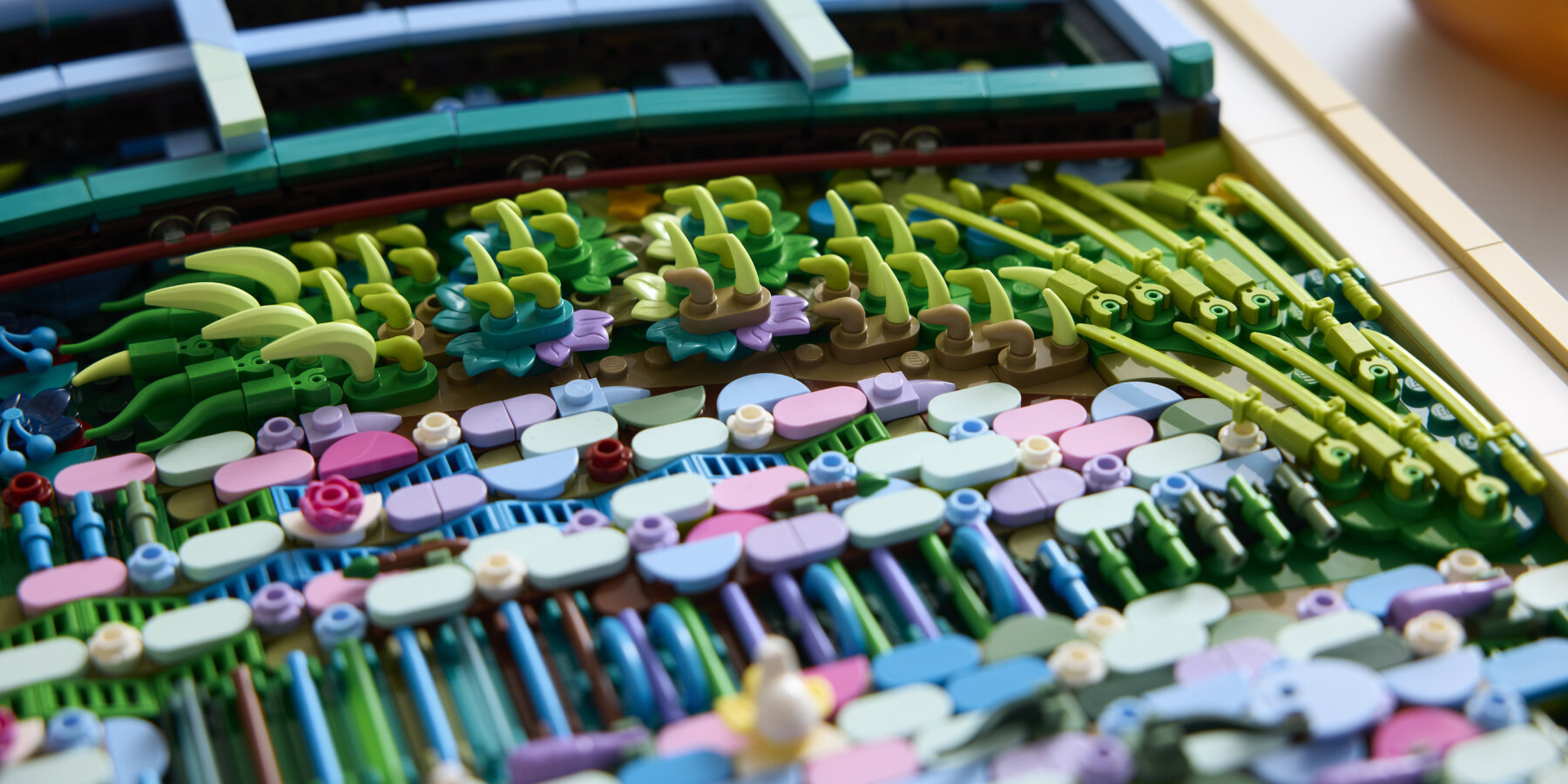 claude-monet-water-lilies-painting-impressionism-LEGO-set-met-designboom-ban2