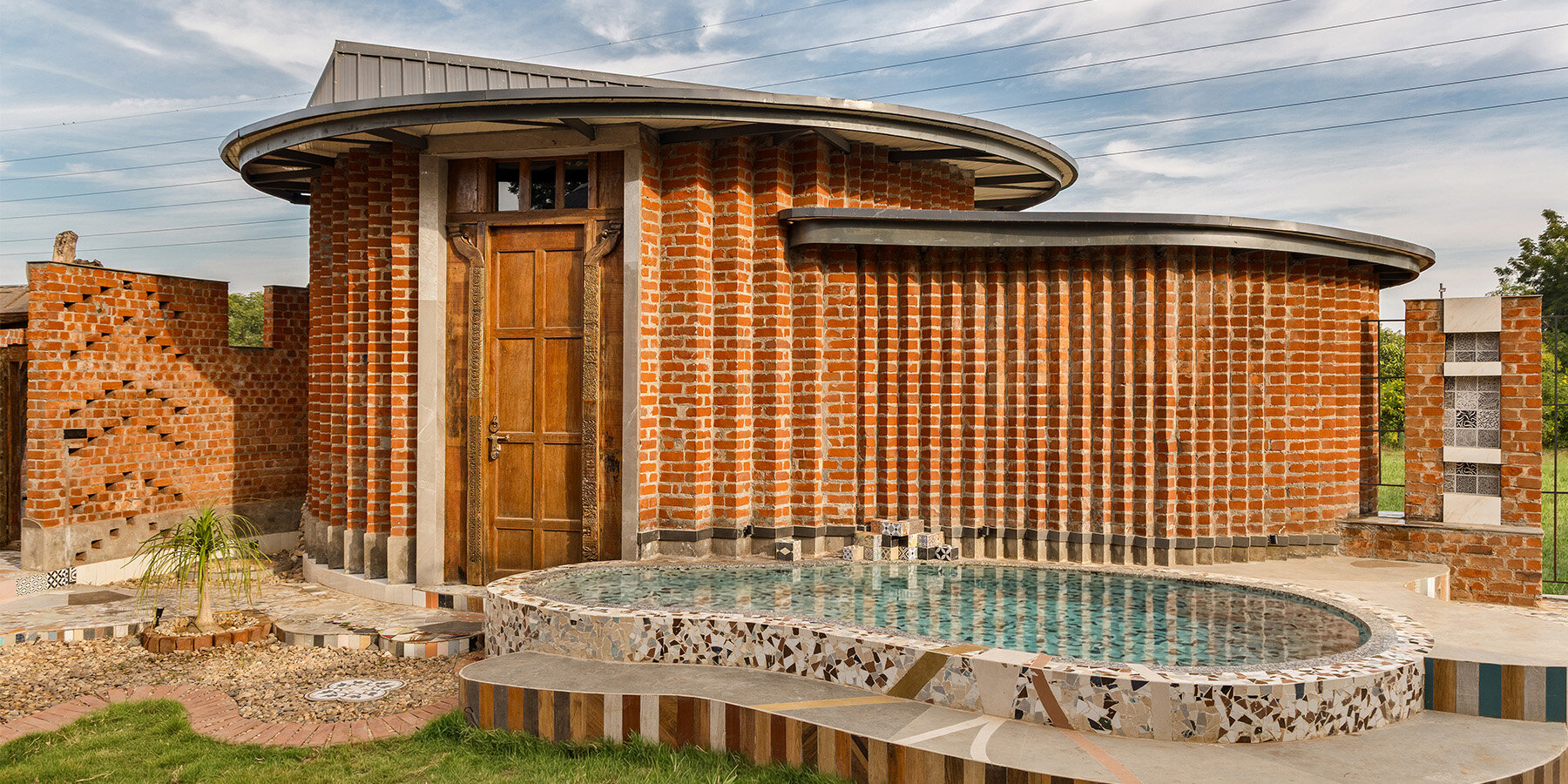 curved-brick-patterned-walls-recycled-material-farmhouse-manoj-patel-india-designboom-1800-2