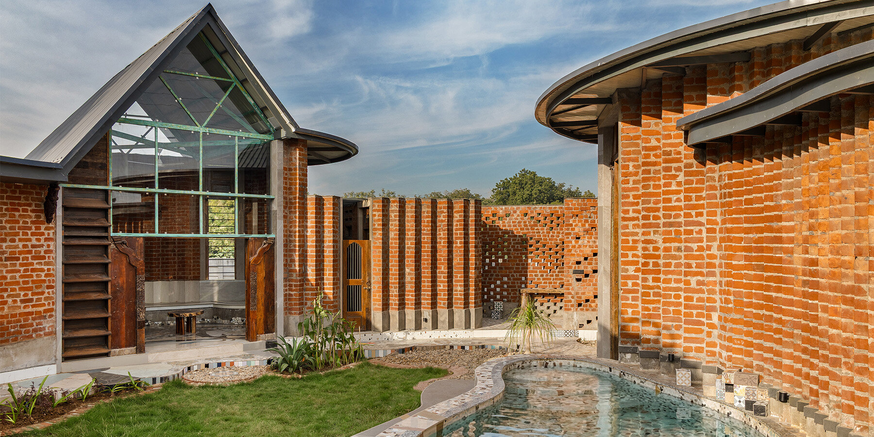 curved-brick-patterned-walls-recycled-material-farmhouse-manoj-patel-india-designboom-1800-3