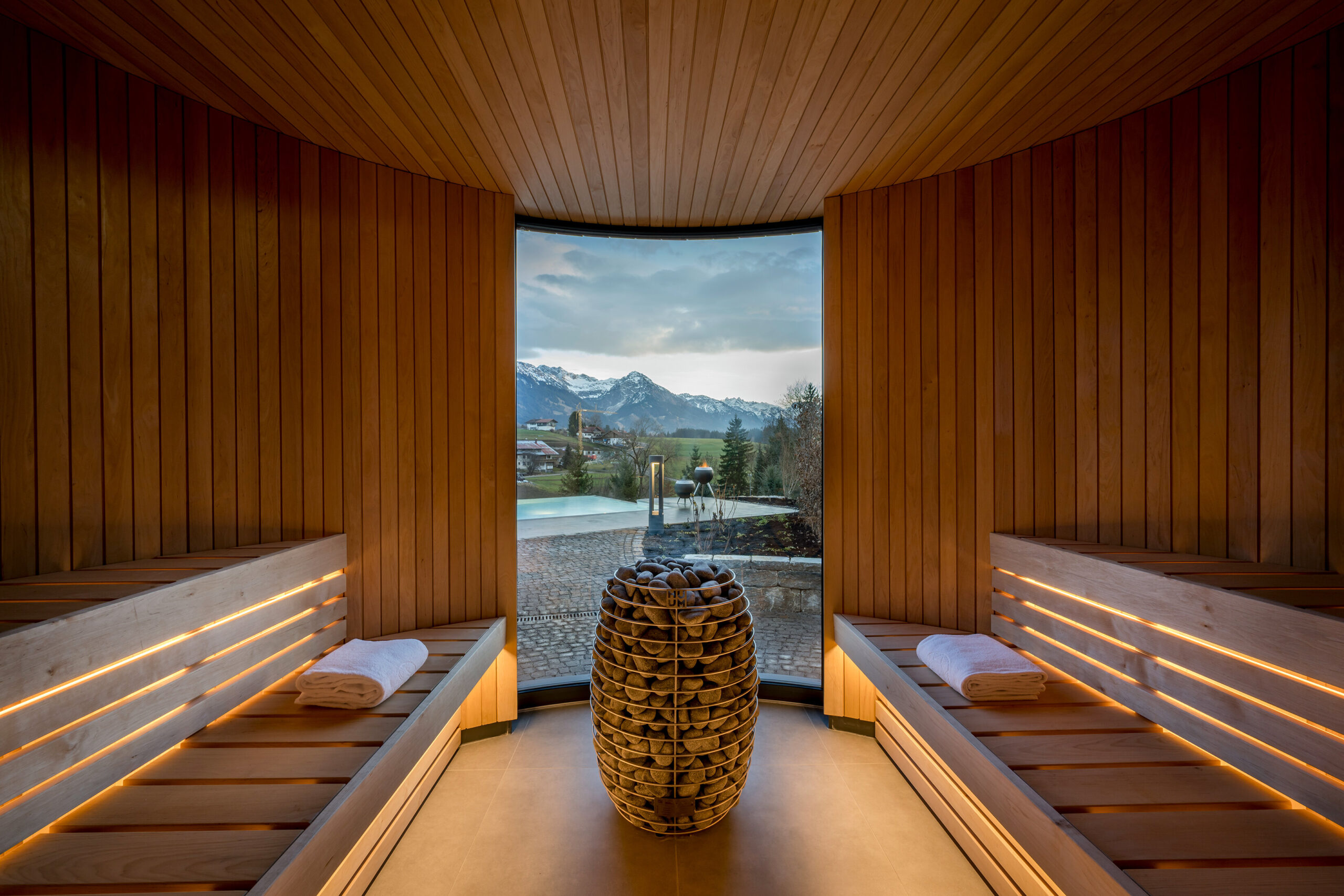 curved-cabins-180-degree-mountain-view-sonnenalp-resort-southern-germany-01