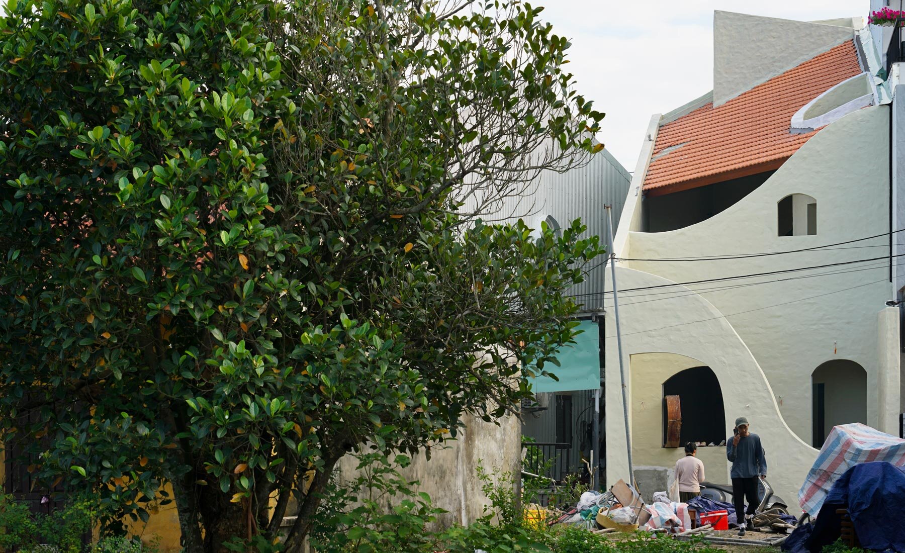 curved-cutouts-fluid-voids-gabled-residence-vietnam-tam-house-72-8-architects-designboom-1800-2