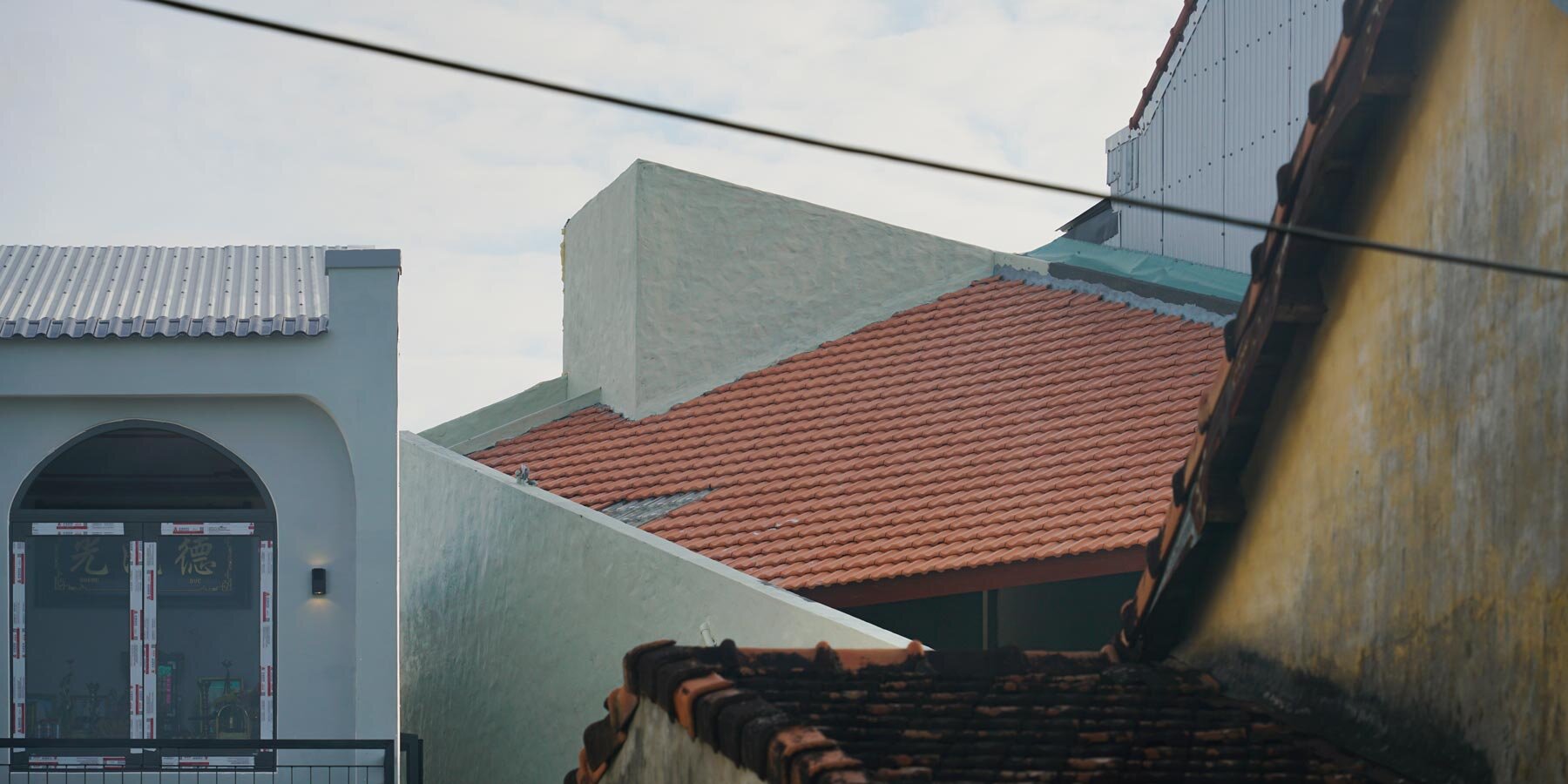 curved-cutouts-fluid-voids-gabled-residence-vietnam-tam-house-72-8-architects-designboom-1800-3