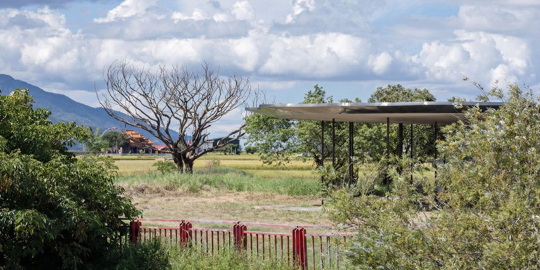 ecological-cycling-station-metal-lotus-roof-floats-next-taiwans-dapo-pond-01