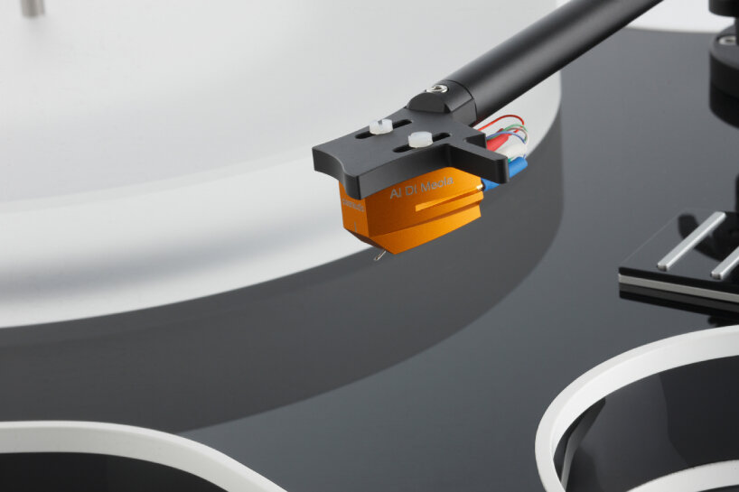 detailed view of the tonearm