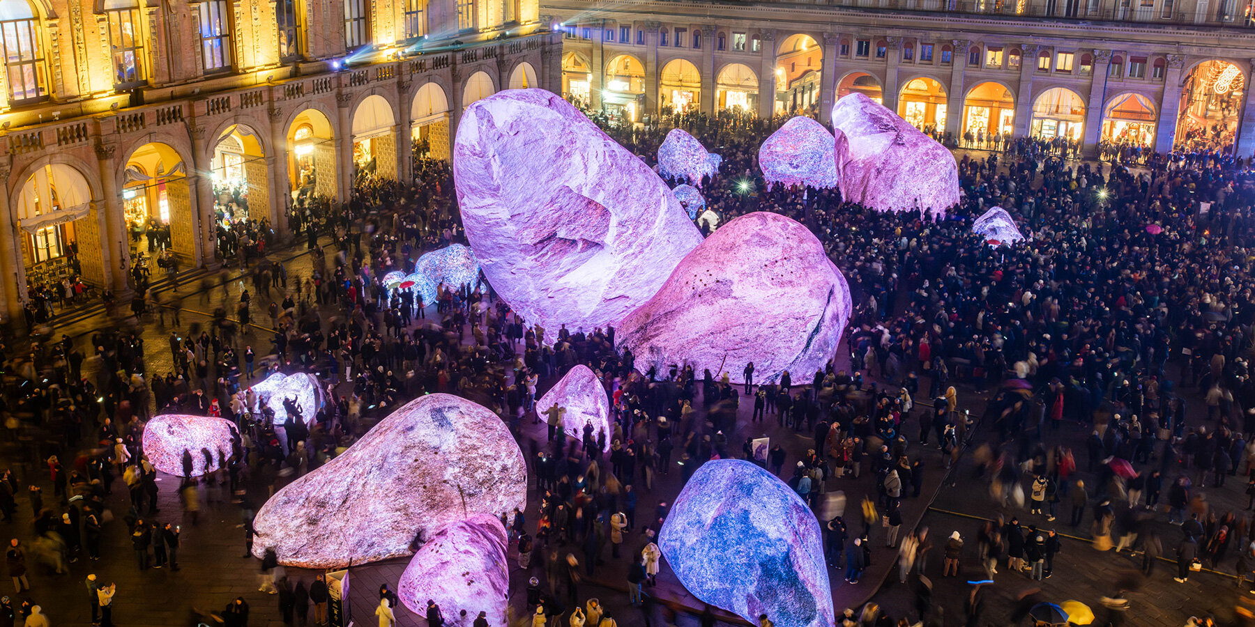 eness-luminous-inflatable-boulders-bologna-historic-piazza-maggiore-designboom-large02
