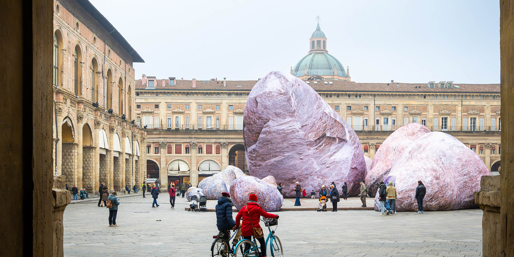 eness-luminous-inflatable-boulders-bologna-historic-piazza-maggiore-designboom-large03