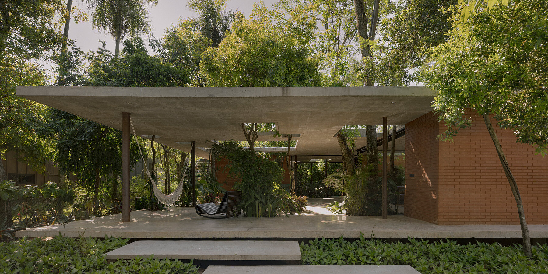 equipo-de-arquitectura-compressed-earth-house-native-trees-paraguay-designboom-large01