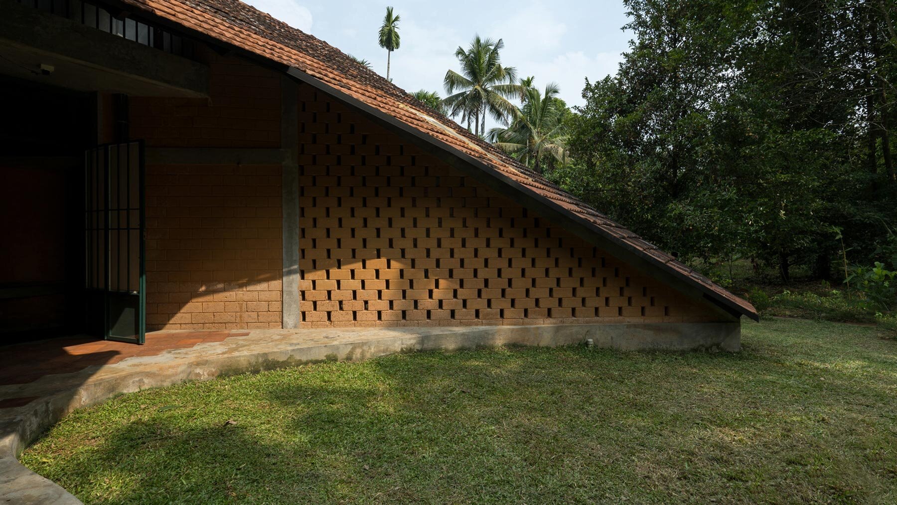 ethereal-whisper-project-51-a-h-residence-karimannoor-idukki-india-designboom-1800-2