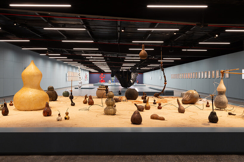 formafantasma da forma a superficies curvas en canales continuos en Diria Biennale 2026