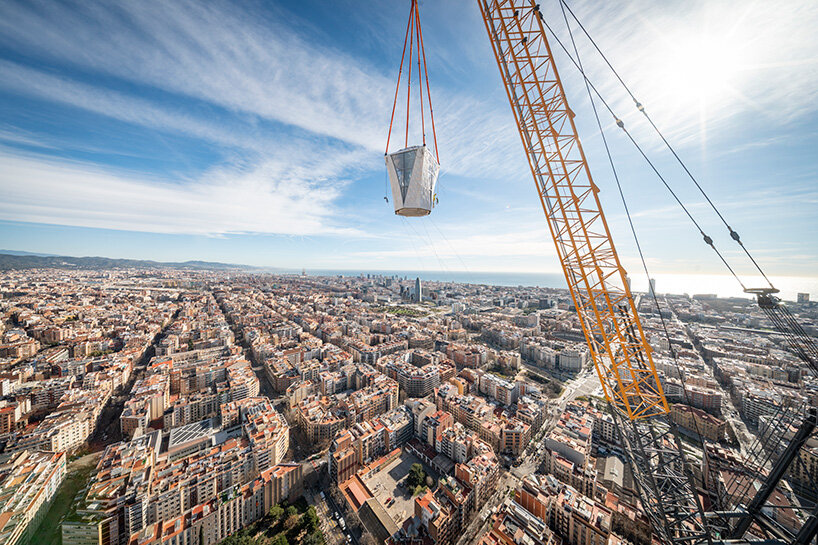 watch: gaud&iacute;'s sagrada fam&iacute;lia reaches full height as cross tops tower of jesus christ - 2