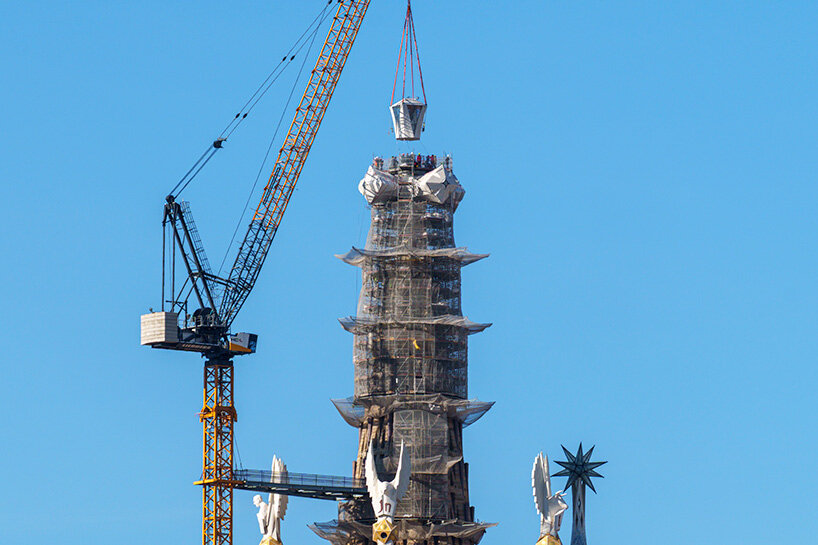 watch: gaud&iacute;'s sagrada fam&iacute;lia reaches full height as cross tops tower of jesus christ - 4