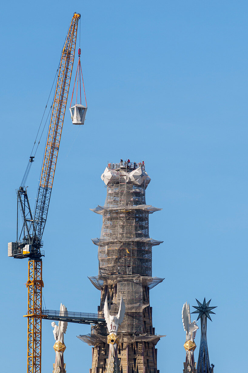 watch: gaud&iacute;'s sagrada fam&iacute;lia reaches full height as cross tops tower of jesus christ - 3