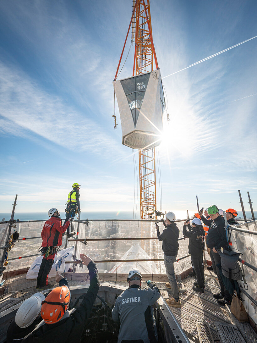 watch: gaud&iacute;'s sagrada fam&iacute;lia reaches full height as cross tops tower of jesus christ - 5