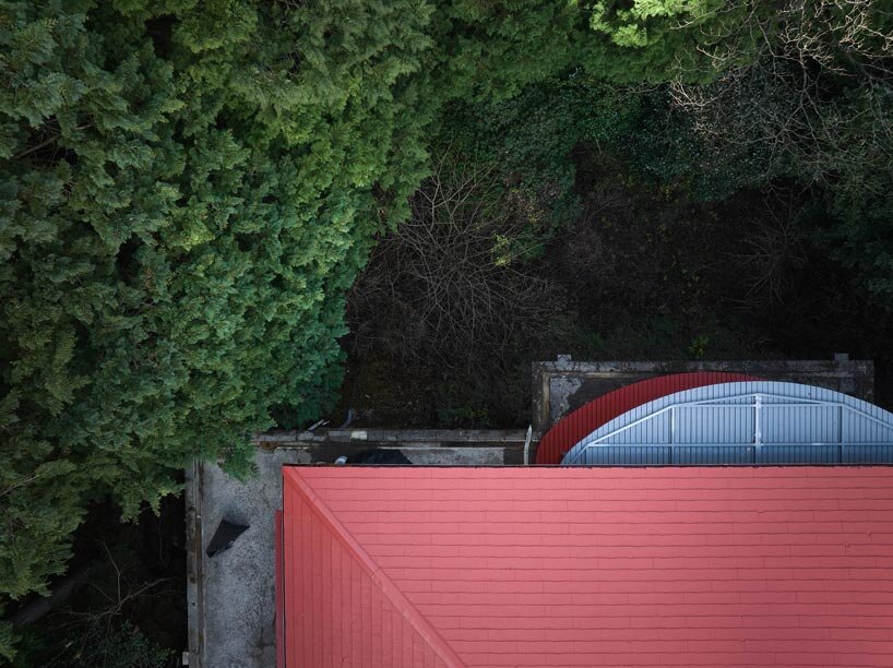 Balcones circulares elevados y marquesinas envuelven una casa japonesa restaurada de 60 años de antigüedad