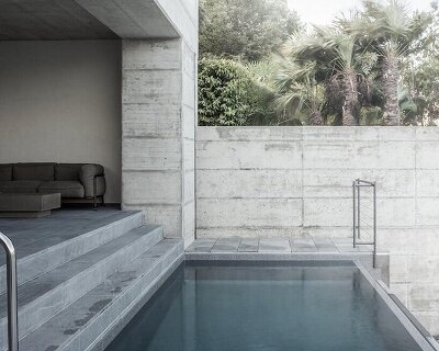 at the edge of lake como, casa punta spartivento frames views through exposed concrete