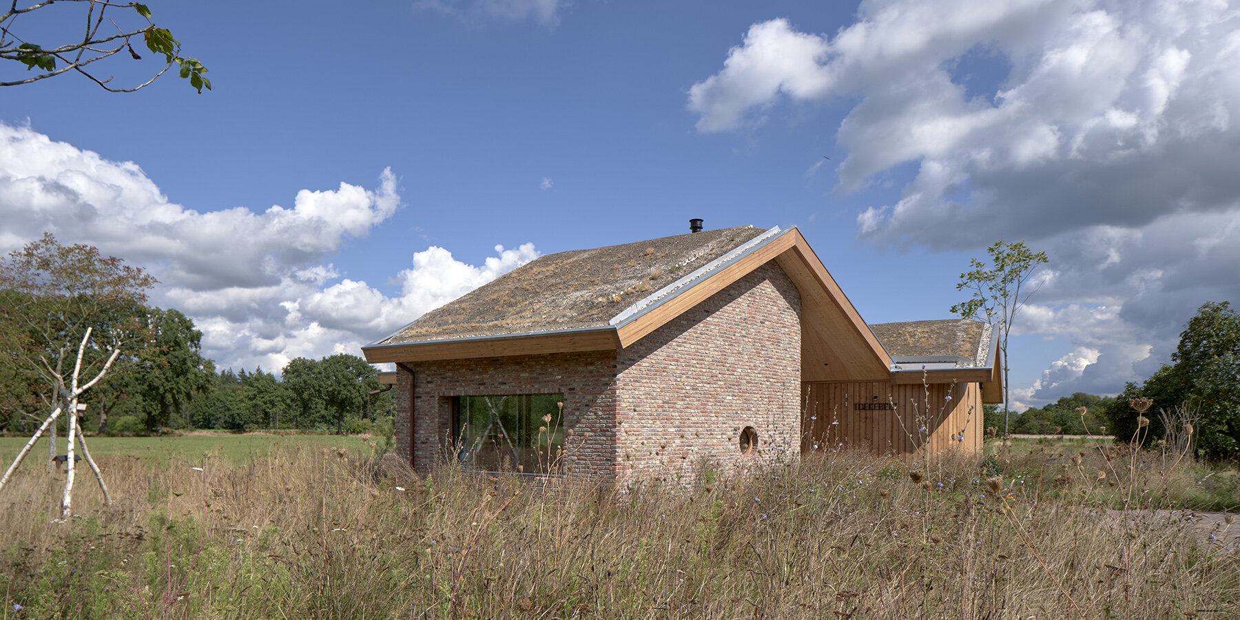 individual-materials-three-distinct-wings-netherlands-house-in-the-fields-03